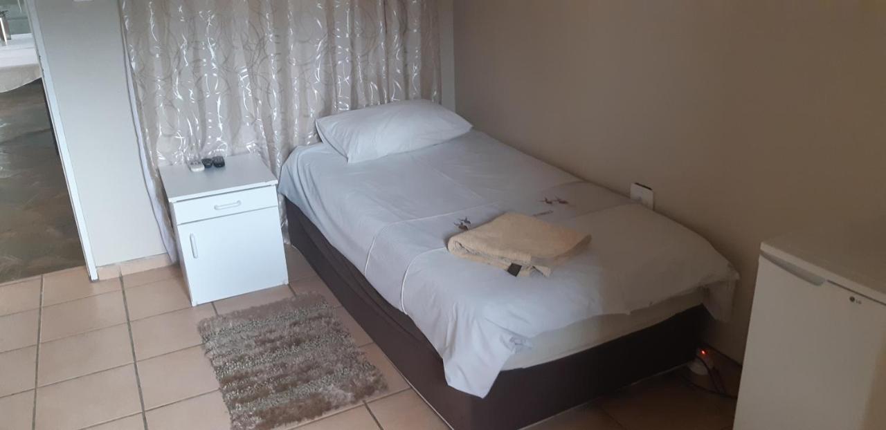 African Sky Guesthouse วินด์ฮุก ภายนอก รูปภาพ