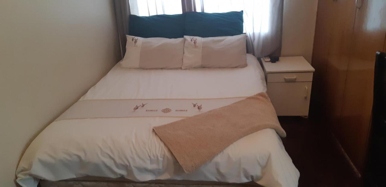 African Sky Guesthouse วินด์ฮุก ภายนอก รูปภาพ