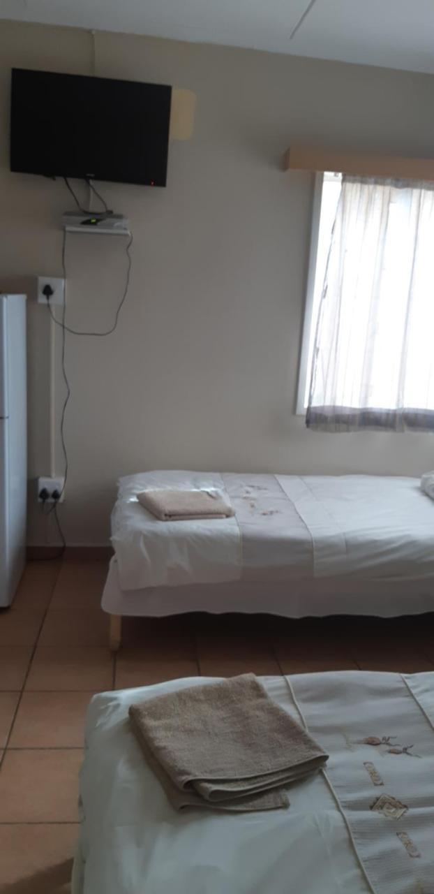 African Sky Guesthouse วินด์ฮุก ภายนอก รูปภาพ