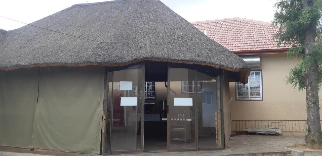 African Sky Guesthouse วินด์ฮุก ภายนอก รูปภาพ