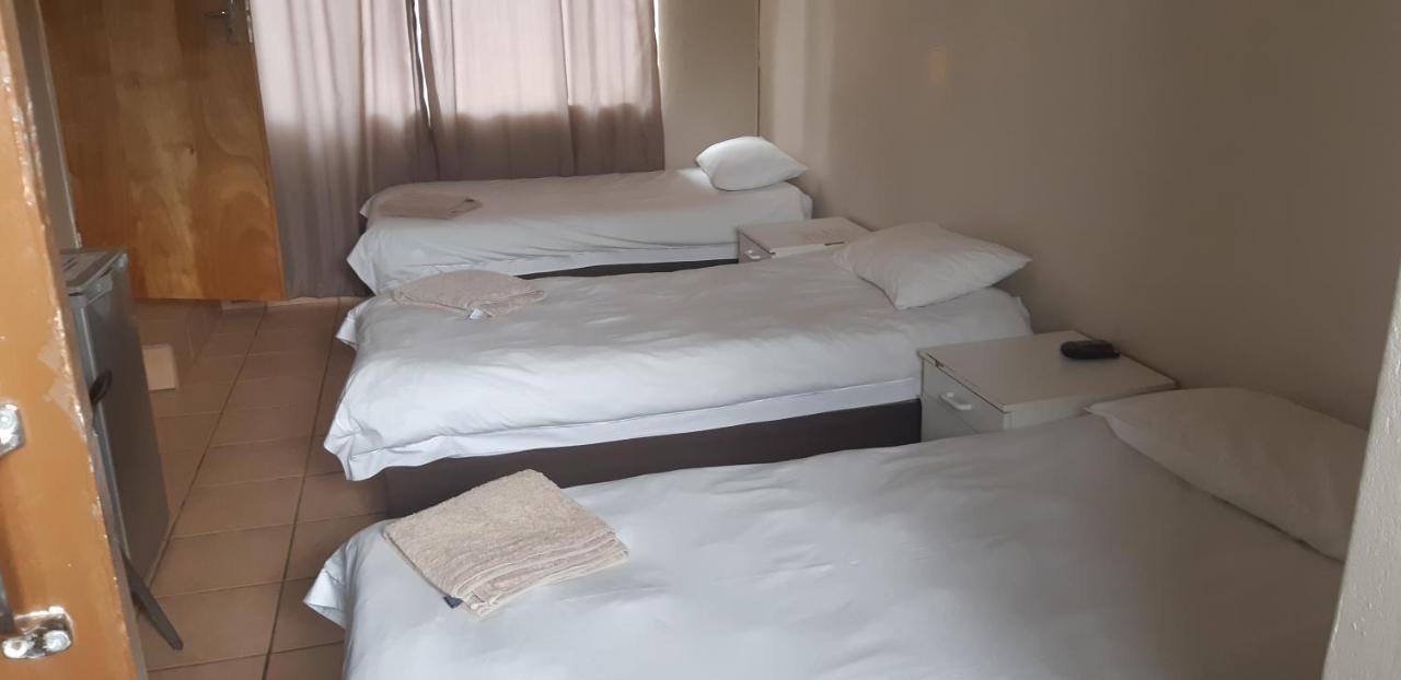 African Sky Guesthouse วินด์ฮุก ภายนอก รูปภาพ